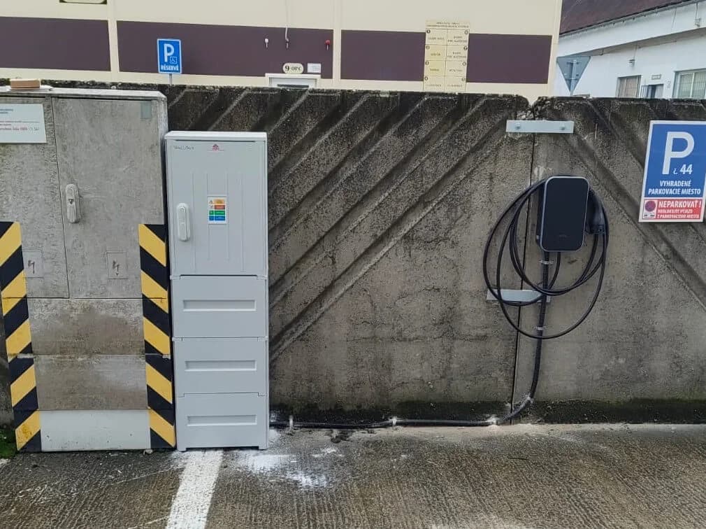 Wallbox 22 kW osadený na stene - reálna inštalácia Voltarea