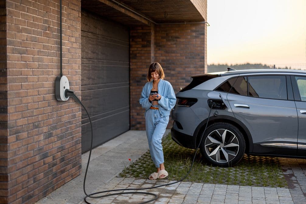 go-e Gemini 22kW nainštalovaný na stene, vonkajšie použitie IP65