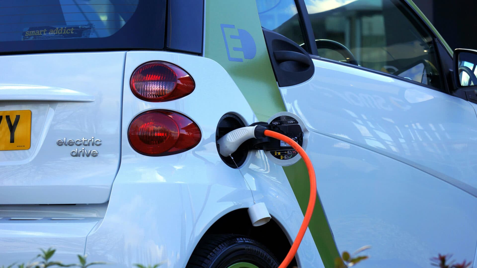 Obrázok pre Porovnanie nákladov: Elektrické vs. spaľovacie vozidlá na Slovensku v roku 2025