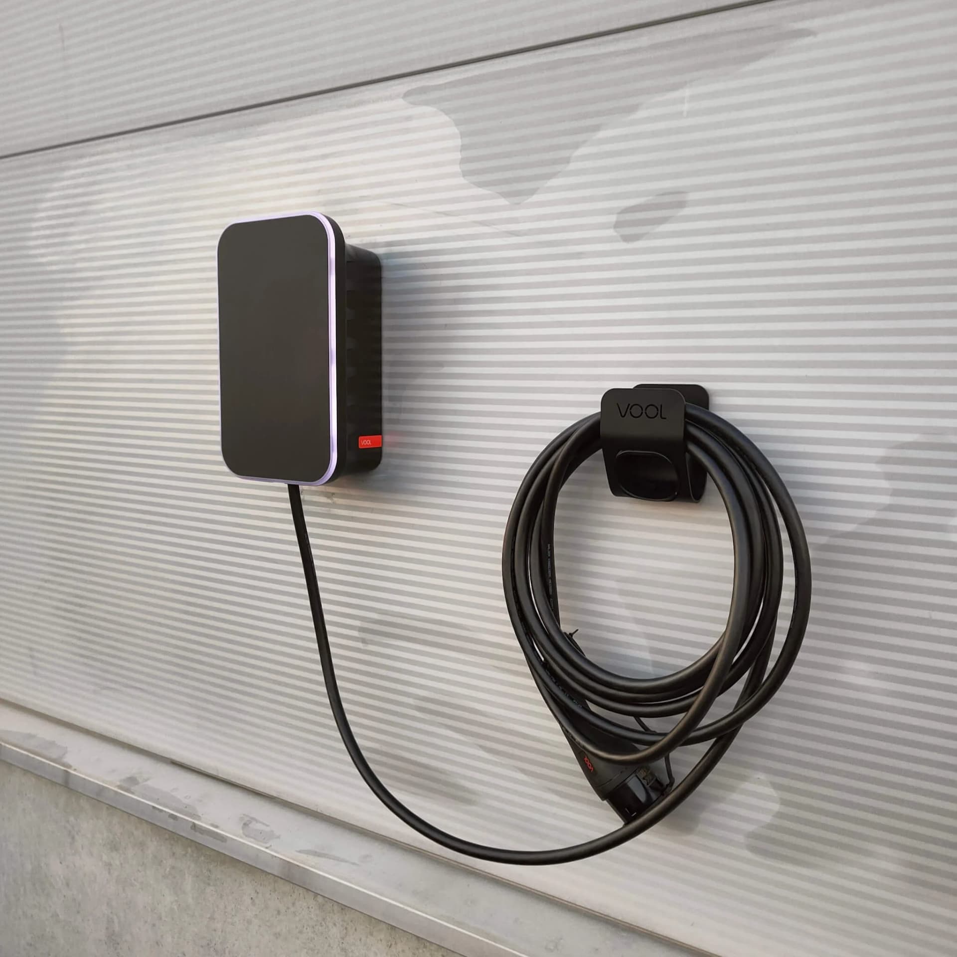 Namontovaný wallbox Vool na stene garáže