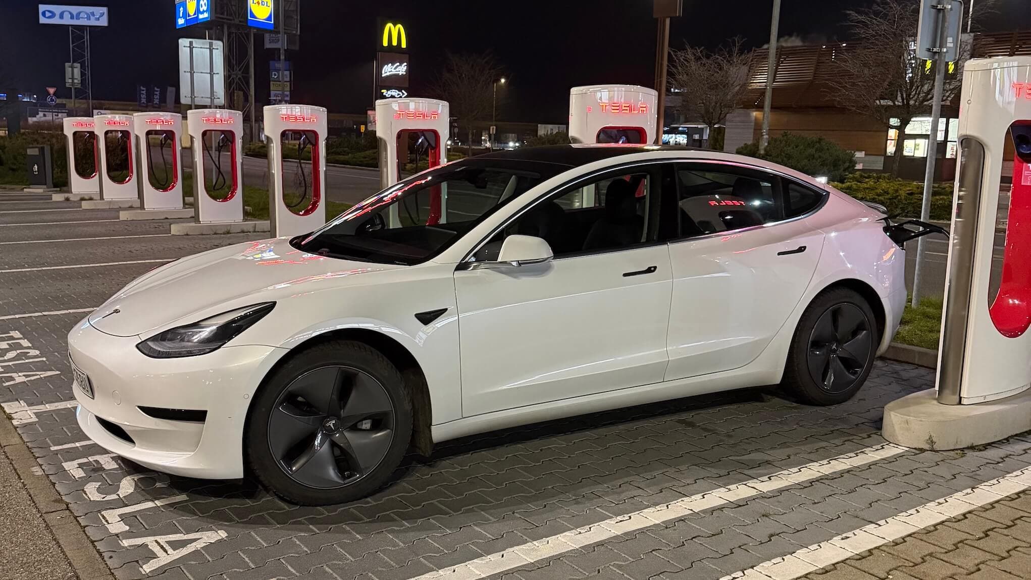 Obrázok pre Tesla oficiálne prichádza na Slovensko: Showroom v Bratislave a testovacie jazdy v Eurovea