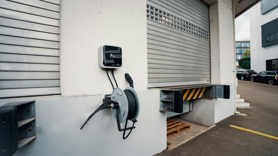 Obrázok pre Môžete nabíjať elektromobil doma pomocou bežnej zásuvky?